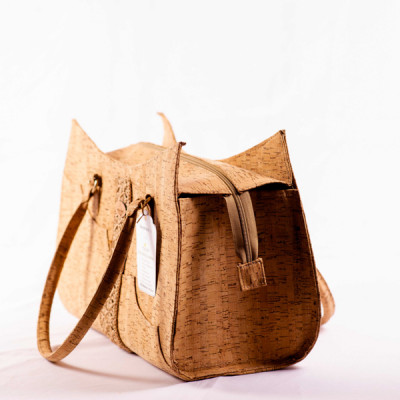 Lilah-Le sac à main incarne l'élégance naturelle avec sa combinaison unique de liège et de raphia crochet.