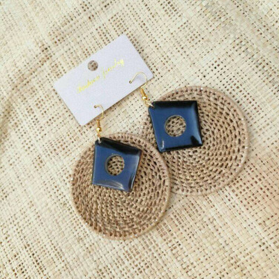 Round earring in raffia straw and horn