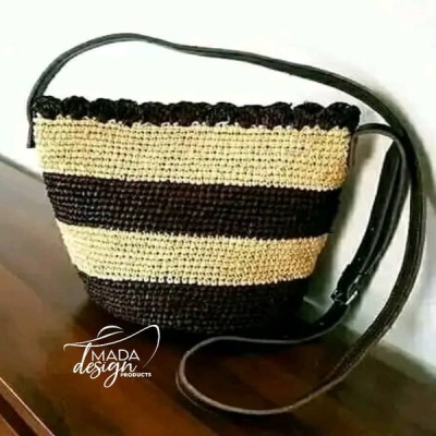 Sac à bandoulière en raphia fait main au crochet