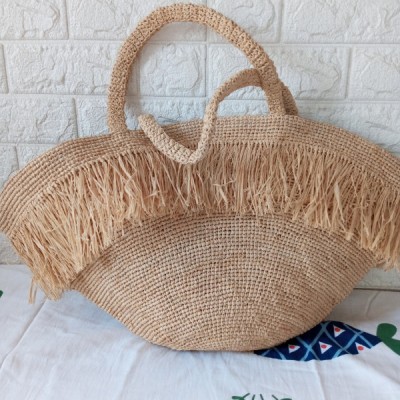 Trapeze tote bag in raffia with fringe