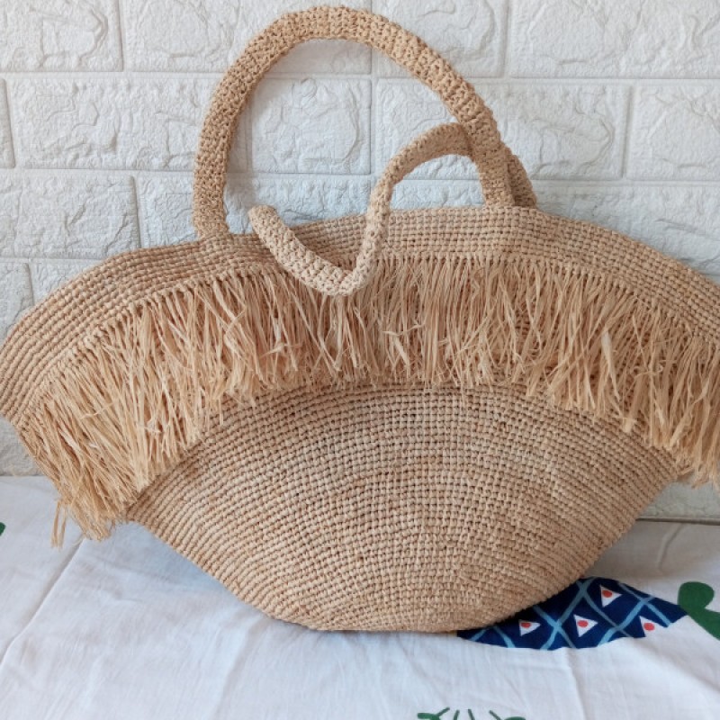 Trapeze tote bag in raffia with fringe