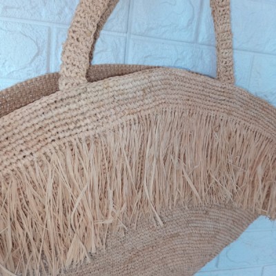 Trapeze tote bag in raffia with fringe