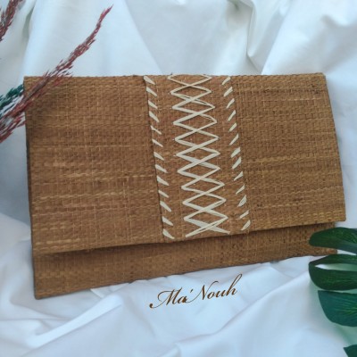 Pochette brune en raphia