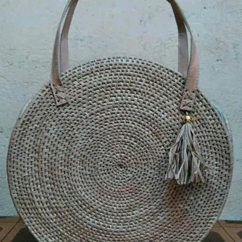 Modern bag in raffia