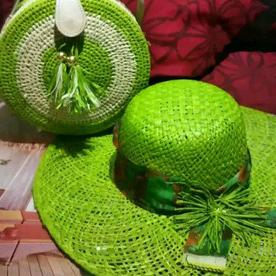 Sac à bandoulière avec chapeau assorti