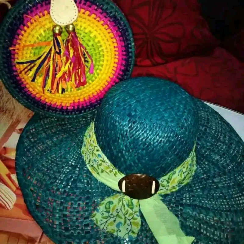 Sac à bandoulière avec chapeau assorti