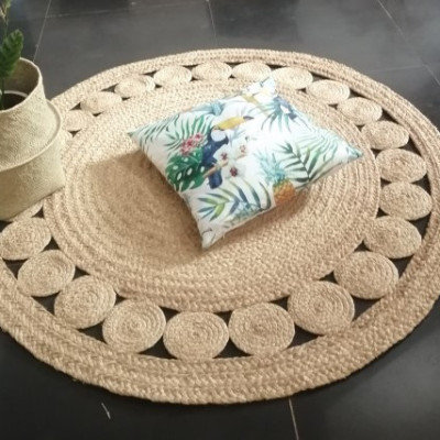 Round raffia carpet