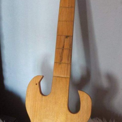 Artisanal guitar shaped clock